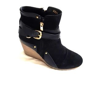 100% SUEDE WEDGE BOOTIES